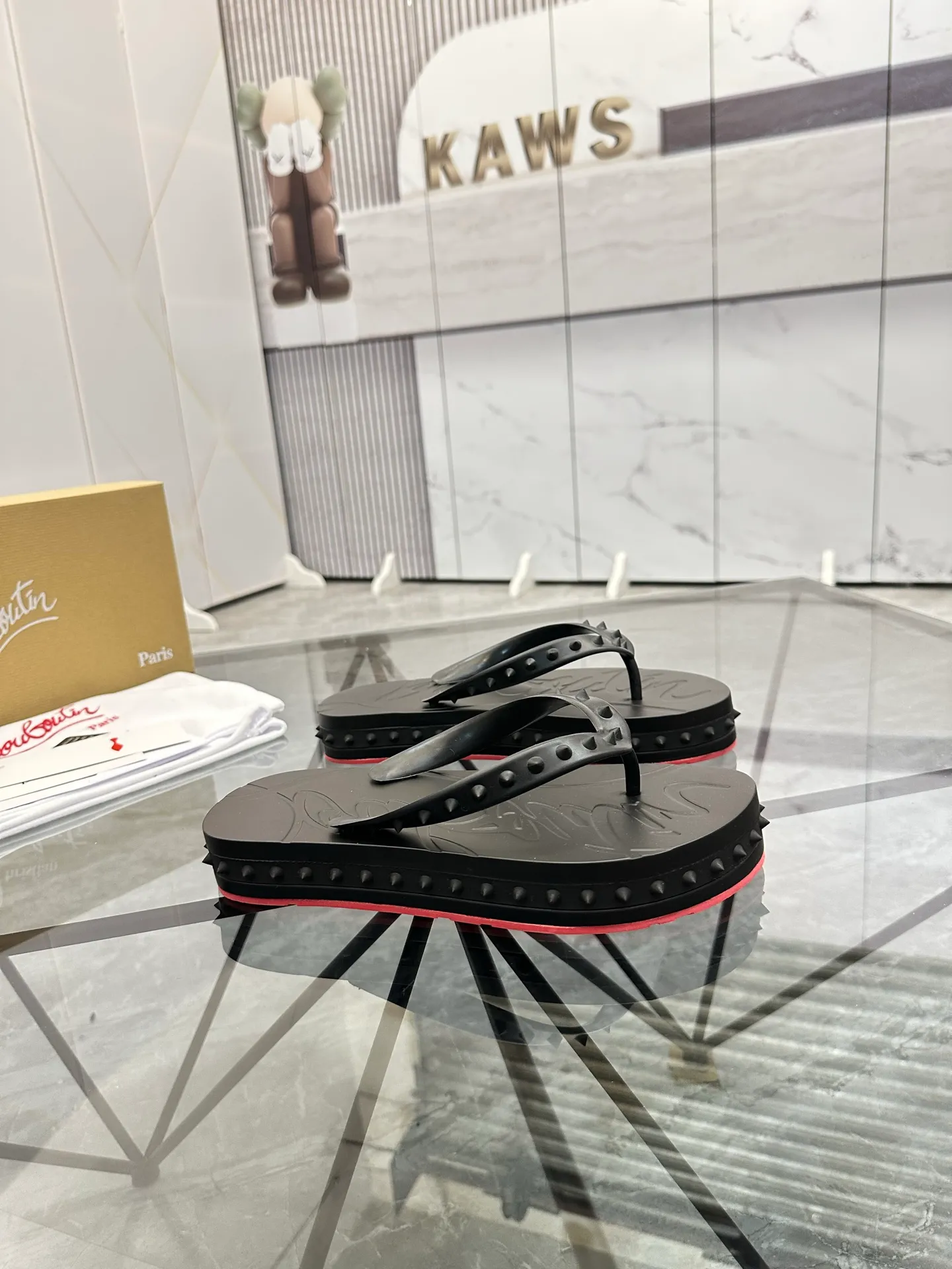 Men's shoes: 💰P320¥ Product trademark: CL red-soled shoes* "CL*" flip-flops Regular size: 38-44 (men's 45.46 can be customized) Product materials: imported cowhide upper, professional 5D craftsmanship, high-end rivets, sheepskin lining, original outsole. Number: 789